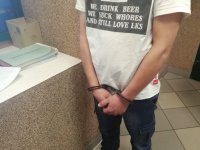 Zdjęcie kolorowe:  zatrzymany w kajdankach