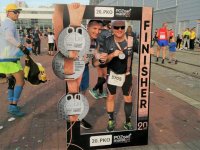 Zdjęcie kolorowe:  zabrzańscy policjanci podczas poznańskiego maratonu