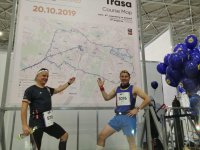Zdjęcie kolorowe:  zabrzańscy policjanci podczas poznańskiego maratonu