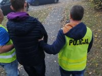 Zdjęcie kolorowe: policjanci z zatrzymanym nieletnim.