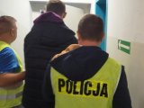 Zdjęcie kolorowe: policjancie z  zatrzymanym nieletnim