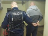 Zdjęcie kolorowe: policjant z zatrzymanym.