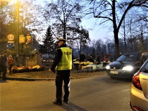 Zdjęcie kolorowe: policjant podczas  akcji znicz.