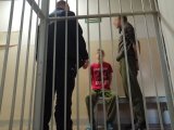 Zdjęcie kolorowe: policjanci z zatrzymanymi sprawcami pobicia