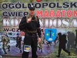 Zdjęcie kolorowe: policjant podczas  ćwierćmaratonu komandosa w Czernem.