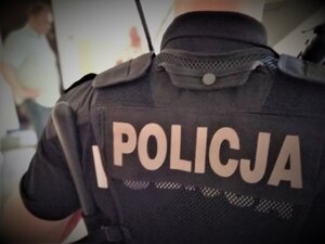 Zdjęcie kolorowe:  napis policja na  kamizelce taktycznej