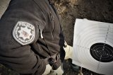 Zdjęcie kolorowe: zabrzańscy policjanci podczas treningu strzeleckiego
