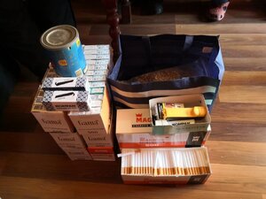 Zdjęcie kolorowe: zabezpieczone wyroby tytoniowe.