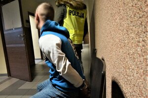 Zdjęcie kolorowe: zatrzymany sprawca włamań i kradzieży kabli