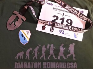 Zdjęcie kolorowe: policjanci podczas maratonu komandosa.