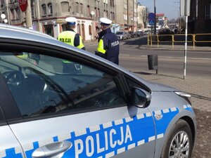 Zdjęcie kolorowe: policjant na drodze.