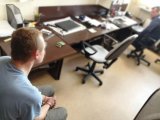 Zdjęcie kolorowe: policjant z zatrzymanym