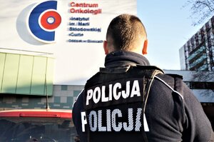 zdjęcie kolorowe: policjanci podczas akcji daj Misiaka dla dzieciaka