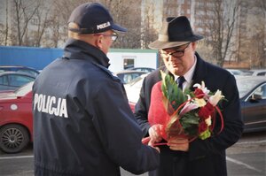 Zdjęcie kolorowe:  policjanci oraz  przedstawiciel miasta w trakcie  przekazania  radiowozów operacyjnych.