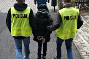 Zdjęcie  kolorowe: policjanci z zatrzymaną kobietą.