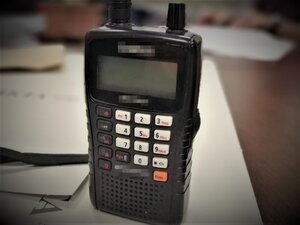 Zdjęcie kolorowe: zatrzymana radiostacja służąca do podsłuchiwanie  policyjnych częstotliwości.