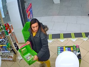 zdjęcie kolorowe: wizerunek sprawcy kradzieży