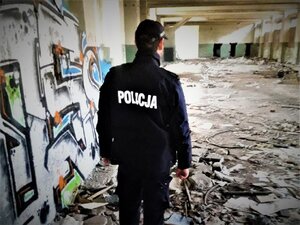 Zdjęcie kolorowe: dzielnicowy podczas kontroli miejsc grupowania się bezdomnych.