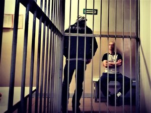 Zdjęcie kolorowe: policjanci z zatrzymanym sprawca rozboju