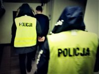Zdjęcie kolorowe: Policjanci z zatrzymanym