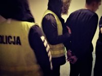 Zdjęcie kolorowe: Policjanci z zatrzymanym