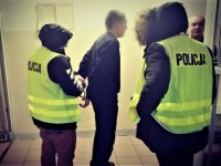 Zdjęcie kolorowe: Policjanci z zatrzymanym