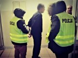 Zdjęcie kolorowe: Policjanci z zatrzymanym