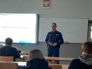 Zdjęcie kolorowe: policyjny profilaktyk w trakcie realizowania prelekcji
