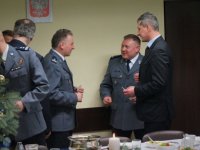Zdjęcie kolorowe: policjancie podczas spotkania opłatkowego w zabrzańskiej komendzie