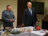 Zdjęcie kolorowe: policjancie podczas spotkania opłatkowego w zabrzańskiej komendzie