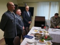 Zdjęcie kolorowe: policjancie podczas spotkania opłatkowego w zabrzańskiej komendzie