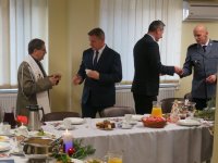 Zdjęcie kolorowe: policjancie podczas spotkania opłatkowego w zabrzańskiej komendzie