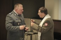 Zdjęcie kolorowe: policjancie podczas spotkania opłatkowego w zabrzańskiej komendzie
