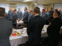 Zdjęcie kolorowe: policjancie podczas spotkania opłatkowego w zabrzańskiej komendzie