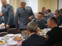 Zdjęcie kolorowe: policjancie podczas spotkania opłatkowego w zabrzańskiej komendzie
