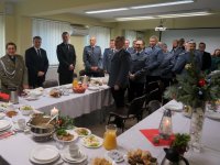 Zdjęcie kolorowe: policjancie podczas spotkania opłatkowego w zabrzańskiej komendzie