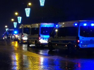 Zdjęcie kolorowe: radiowozy policyjne.