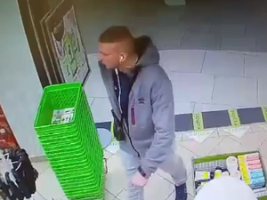 zdjęcie kolorowe: wizerunek sprawcy kradzieży.