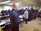 zdjęcie kolorowe. mł. insp. Paweł Kopernik podczas odprawy pożegnalnej.