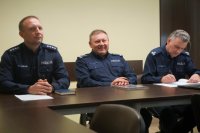 Zdjęcie kolorowe:  policjancie podczas odprawy dotyczącej zmian na stanowiskach kierowniczych