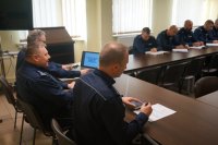 Zdjęcie kolorowe:  policjancie podczas odprawy dotyczącej zmian na stanowiskach kierowniczych