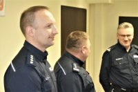 Zdjęcie kolorowe:  policjancie podczas odprawy dotyczącej zmian na stanowiskach kierowniczych