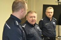 Zdjęcie kolorowe:  policjancie podczas odprawy dotyczącej zmian na stanowiskach kierowniczych