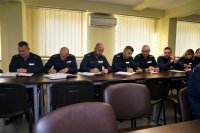 Zdjęcie kolorowe:  policjancie podczas odprawy dotyczącej zmian na stanowiskach kierowniczych