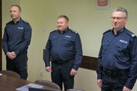 Zdjęcie kolorowe:  policjancie podczas odprawy dotyczącej zmian na stanowiskach kierowniczych