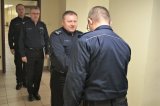 zdjęcie kolorowe: insp. Dariusz Kopeć przyjmuje meldunek