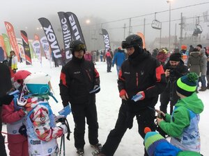 Zdjęcie kolorowe: Policjanci podczas służby na stoku narciarskim