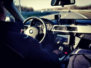 zdjęcie kolorowe: radiowóz policyjnych