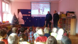 zdjęcie kolorowe: dzielnicowi z drugiego komisariatu policji podczas spotkania z dziećmi w ramach akcji bezpieczne ferie 2020.