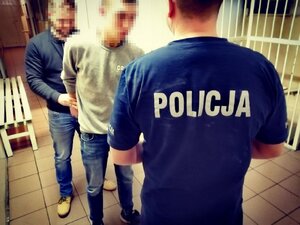 zdjęcie kolorowe:  policjant i sprawca kradzieży pojazdu